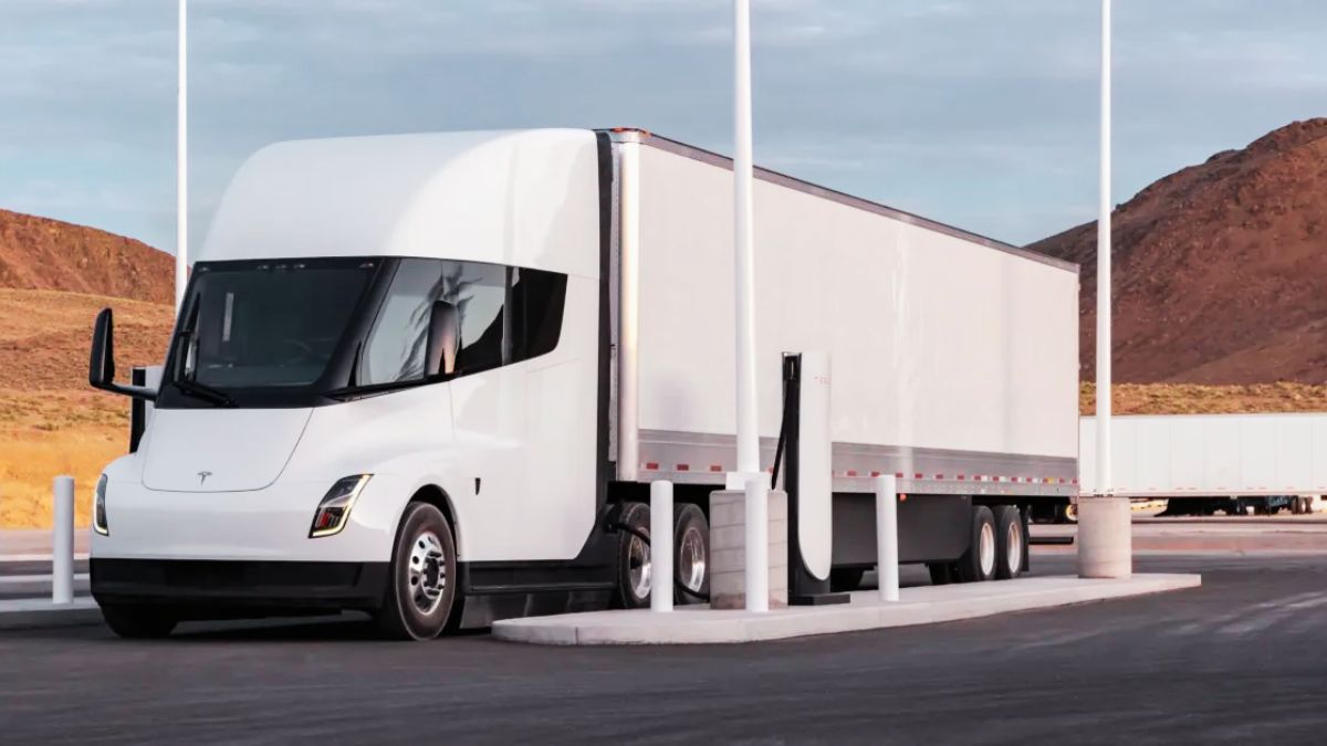 Elon Musk updates Tesla Semi production